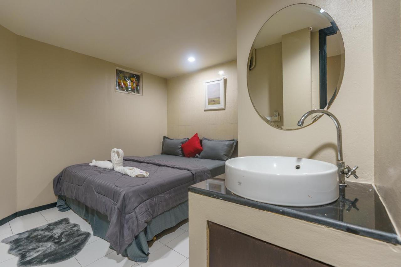 Cheqinn Bed Sukhumvit 4 Nana Plaza Банкок Екстериор снимка
